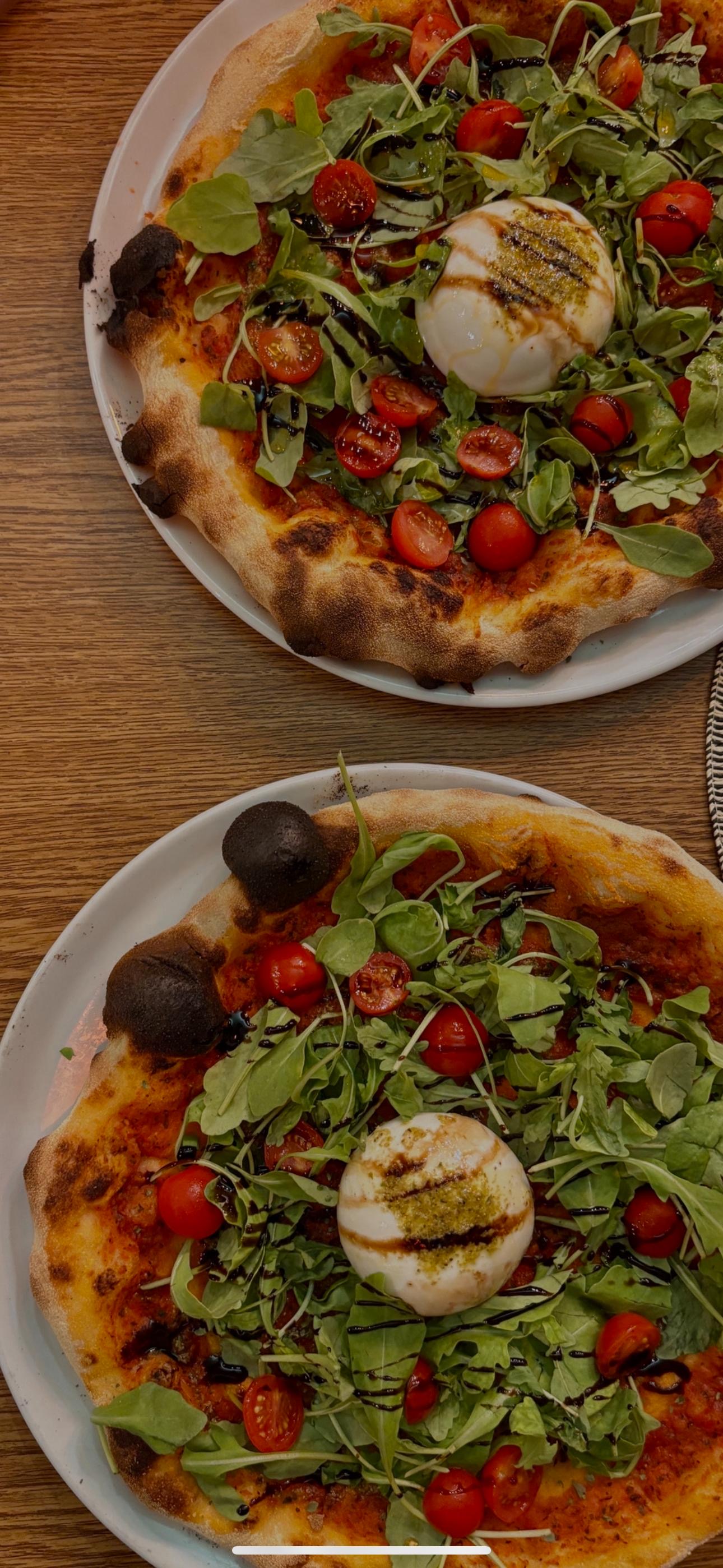 Pizza mit Burrata, Rucola und Cherrytomaten